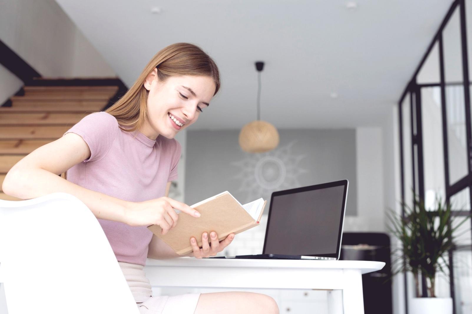 Teilnehmer arbeiten gemeinsam an Finanzstrategien im digitalen Lernraum
